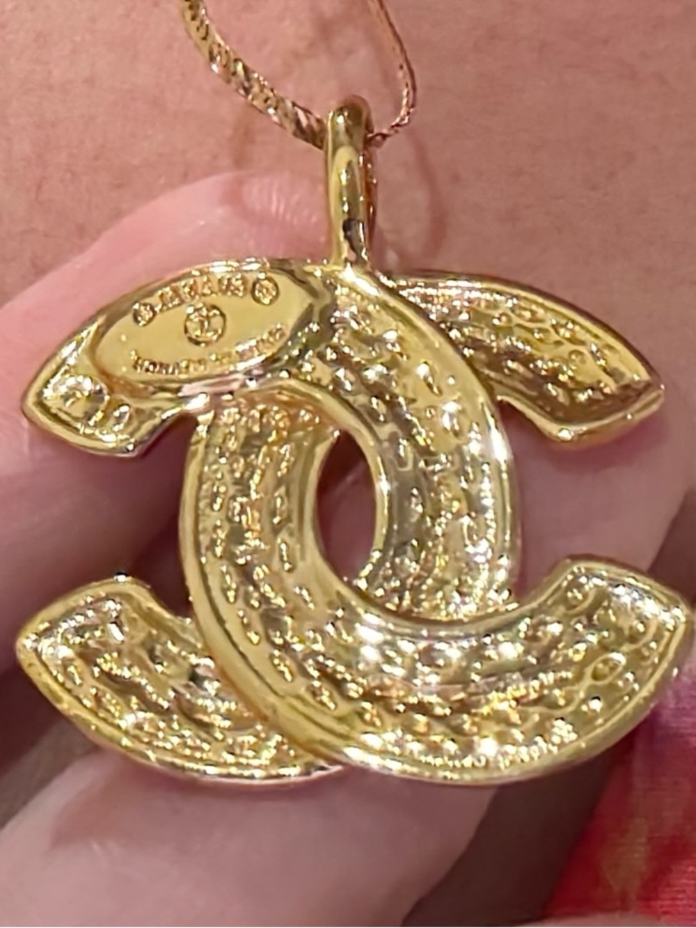 CHANEL Gold Interlocking CC Pendant Necklace - Picture 3 of 7